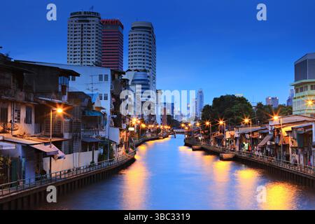 Bangkok, Thailand - 30. April 2019: Der Blick auf den Saen Saep Kanal und die Fahrt auf einem Passagier-Express-Boot während einer Zeit, in der der Verkehr auf der Straße cong ist Stockfoto