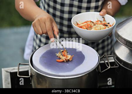 Thailändische gedämpfte Schweineknödel (Kow Griep Pag Mor) in der Provinz Ubon Ratchathani, Thailand Stockfoto