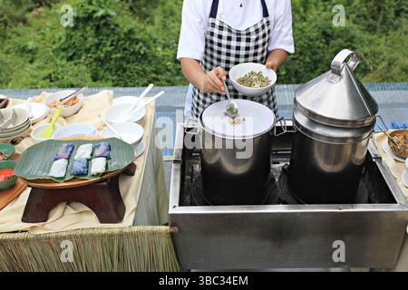 Thailändische gedämpfte Schweineknödel (Kow Griep Pag Mor) in der Provinz Ubon Ratchathani, Thailand Stockfoto