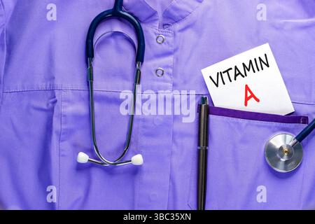 Vitamin-A-Symbol. Concept Words Vitamin A auf wunderschöner weißer Karte. Stethoskop und Stift. Schöne medizinische Uniform. Medizinischer gesunder Lebensstil Vitamin A Stockfoto