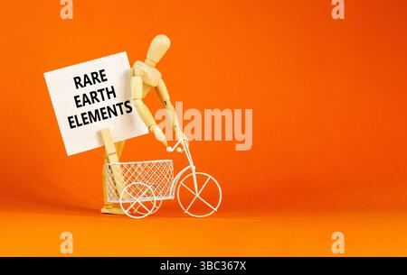 Symbol für seltene Erden. Konzeptworte seltene Erdenelemente auf wunderschönem weißem Papier auf hölzernem Kleiderschrank. Wunderschöner orangefarbener Hintergrund. Business und Stockfoto
