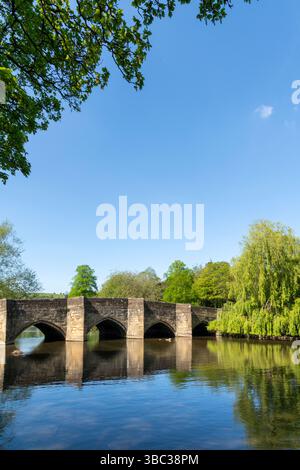 Bakewell Bridge und alte Steinstraße Brücke über den Fluss Wye in der malerischen Stadt Bakewell, Derbyshire, England. Stockfoto