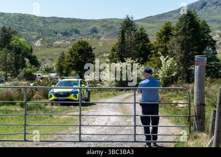 Gardai am Tatort in Carrig East, Kenmare, untersucht das Verschwinden des Co-Kerry-Bauern Michael Gaine. Der 56-Jährige wurde am Freitag, den 21. März, in seinem Haus in der Nähe von Kenmare als vermisst gemeldet. Bilddatum: Samstag, 17. Mai 2025. Stockfoto