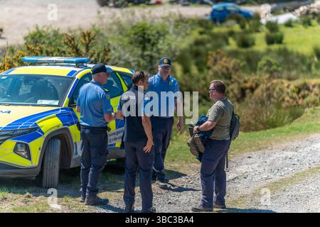 Gardai am Tatort in Carrig East, Kenmare, untersucht das Verschwinden des Co-Kerry-Bauern Michael Gaine. Der 56-Jährige wurde am Freitag, den 21. März, in seinem Haus in der Nähe von Kenmare als vermisst gemeldet. Bilddatum: Samstag, 17. Mai 2025. Stockfoto
