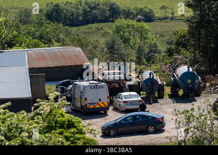 Gardai am Tatort in Carrig East, Kenmare, untersucht das Verschwinden des Co-Kerry-Bauern Michael Gaine. Der 56-Jährige wurde am Freitag, den 21. März, in seinem Haus in der Nähe von Kenmare als vermisst gemeldet. Bilddatum: Samstag, 17. Mai 2025. Stockfoto