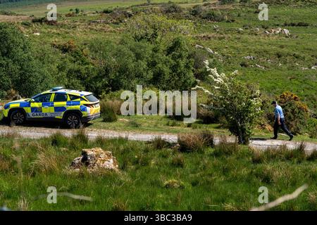 Gardai am Tatort in Carrig East, Kenmare, untersucht das Verschwinden des Co-Kerry-Bauern Michael Gaine. Der 56-Jährige wurde am Freitag, den 21. März, in seinem Haus in der Nähe von Kenmare als vermisst gemeldet. Bilddatum: Samstag, 17. Mai 2025. Stockfoto