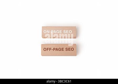Zwei Holzblöcke mit der Bezeichnung „On-page SEO“ und „Off-page SEO“ veranschaulichen die wichtigsten Konzepte bei der Suchmaschinenoptimierung. Stockfoto