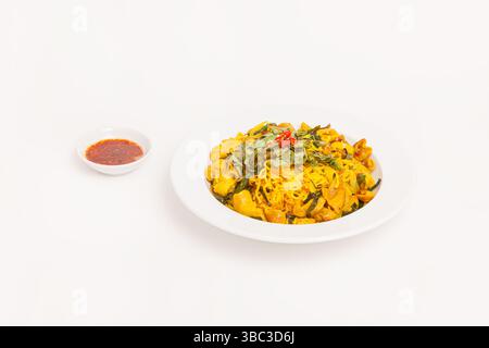 Brötchen lang XAO Nghe, gebratene Vermicelli-Nudeln mit Schweinedärmen, Kurkuma und Kräutern, vietnamesische Speisen isoliert auf weißem Hintergrund Stockfoto