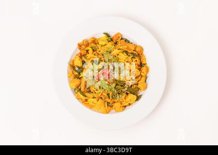 Brötchen Long XAO Nghe, gebratene Vermicelli-Nudeln mit Schweinedärmen, Kurkuma und Kräutern, vietnamesisches Essen isoliert auf weißem Hintergrund, Blick von oben Stockfoto