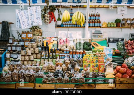 Ein farbenfroher Marktstand mit frischem Obst, Gemüse und handwerklichen Produkten in der Algarve, Portugal Stockfoto