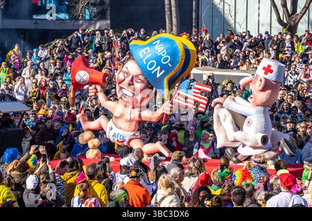 Rosenmontagszug in Düsseldorf, Mottowagen von Wagenbauer Jacques Tilly, Multimilliardär Elon Musk rennt vor der Zwangsjacke weg, trägt Windle mit AFD Stockfoto