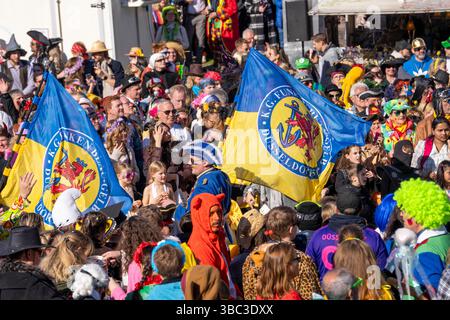 Rosenmontagszug in Düsseldorf, Fussgruppen der Karnevalsgesellschaften und sonstiger Teilnehmer beim Strassenkarneval, NRW, Deutschland Stockfoto