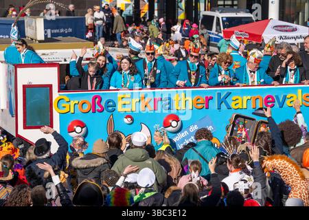 Rosenmontagszug in Düsseldorf, Motowagen beim Umzug, verkleidete Narren beim Strassenkarneval, NRW, Deutschland Stockfoto