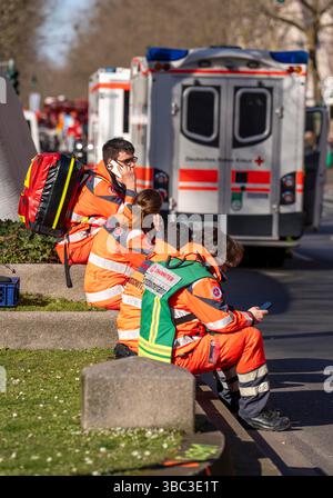 Rosenmontags-Karnevalsparade in Düsseldorf, Rettungsdienste bei der Rosenmontags-Parade, Johanniter, Stockfoto