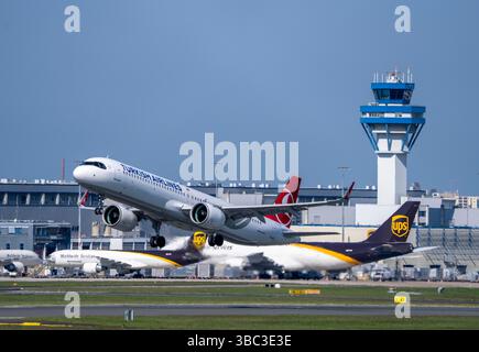 Turkish Airlines Airbus A321neo, bei Start auf dem Flughafen Köln-Bonn, CGN, NRW, Deutschland Tower der Flugsicherung, Stockfoto