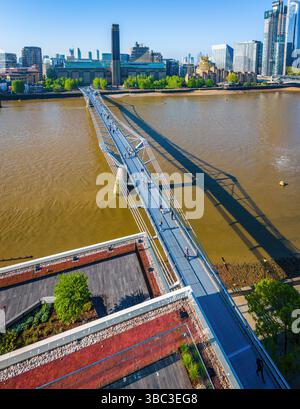 Aus der Vogelperspektive der Millennium Bridge über die Themse in Richtung des Tate Modern Art Museums in London. Ideal für Reisen, Tourismus und urbane Archi Stockfoto