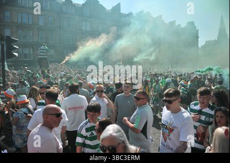 Edinburgh, Großbritannien. 13. März 2025 - ein Überblick über die Erstfeier in Trongate. Demonstranten versammelten sich vor dem Edinburgh International Conference Centre, um gegen die Konferenz der Pensions and Lifetime Savings Association zu protestieren, um das Bewusstsein für den Klimawandel zu schärfen. Stockfoto
