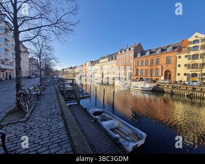 Kopenhagener Kultblick. Berühmter alter Hafen von Nyhavn im Zentrum von Kopenhagen, Dänemark an sonnigen Sommertagen. Kopenhagen, Dänemark, 2025 Stockfoto
