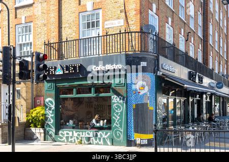 London, Großbritannien, 16. Mai 2025, Ein lebhaftes Eckcafé-Bistro mit Graffiti-Kunst in den Green Lanes in London. Stockfoto