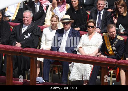 Rom, Italien. Mai 2025. Rom, Ritus der Enthronisierung von Papst Leo XIV. - Zeremonie der Installation und Beginn des Pontifikats, auf dem Foto: Prinz Albert von Monaco und Prinzessin Charlene, Großherzog Henri von Luxemburg mit seiner Frau Maria Teresa von Luxemburg Credit: Independent Photo Agency/Alamy Live News Stockfoto
