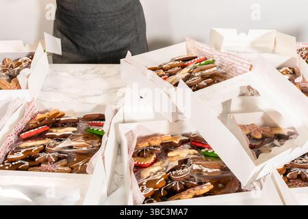 Zusammenstellen verschiedener Lebkuchenkekse für Weihnachtsgeschenke Stockfoto