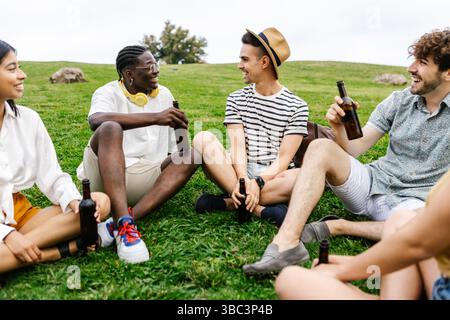 Eine Gruppe von Freunden, die sich gerne im Freien treffen Stockfoto