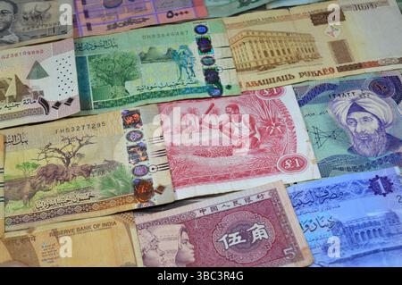Hintergrund verschiedener Banknoten aus verschiedenen Ländern wie irakische Dinar, libyscher Dinar, sudanesische Pfund, indische Rupien, nigerianische Pfund, libanesische po Stockfoto