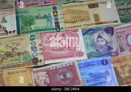 Hintergrund verschiedener Banknoten aus verschiedenen Ländern wie irakische Dinar, libyscher Dinar, sudanesische Pfund, indische Rupien, nigerianische Pfund, libanesische po Stockfoto
