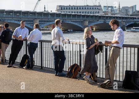 London, Großbritannien, 15. Mai 2025, die Menschen genießen Getränke an der Themse in der Nähe der London Bridge. Stockfoto