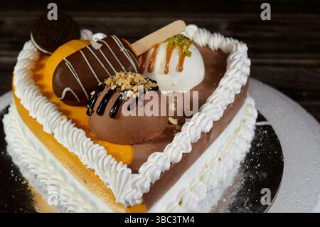Kairo, Ägypten, 23. März 2025: Eiskuchen mit verschiedenen Geschmacksrichtungen und einer Biskuitschicht in Eis und Schlagsahne, Eis von Stockfoto