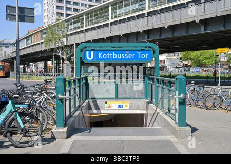 Eingang U-Bahnhof, Straßenszene, Kottbusser Tor, Kreuzberg, Berlin, Deutschland Stockfoto