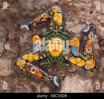 Italien, Sizilien, Taormina. Trinakria altes Symbol Siziliens in typisch sizilianischer glasierter Keramik. Stockfoto