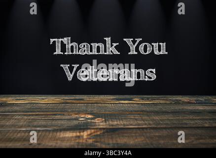 Holztisch mit schwarzem Hintergrund und der Aufschrift Thank You Veterans Stockfoto