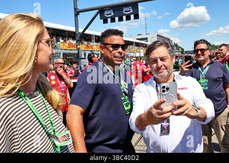 Imola, Italien. Mai 2025. Ronaldo (BRA) ehemaliger Fußballspieler in der Startaufstellung. 18.05.2025. Formel-1-Weltmeisterschaft, Rd 7, Emilia Romagna Grand Prix, Imola, Italien, Renntag. Das Foto sollte lauten: XPB/Alamy Live News. Stockfoto