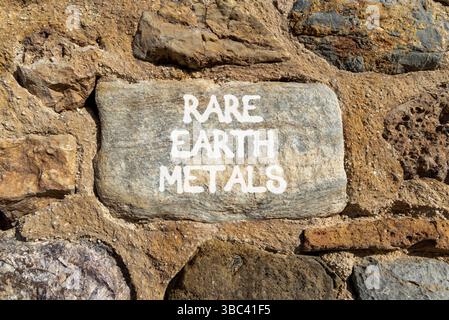 Symbol für Seltenerdmetalle. Konzeptworte seltene Metalle auf wunderschöner grauer Steinmauer. Wunderschöner Steinmauerhintergrund. Gewerbe- und Seltenerdmetall Stockfoto