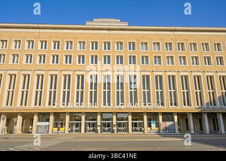 Alter Haupteingang, Flughafen Tempelhof, Platz der Luftbrücke, Tempelhof, Berlin, Deutschland *** Alter Haupteingang, Flughafen Tempelhof, Platz der Luftbrücke, Tempelhof, Berlin, Deutschland Stockfoto