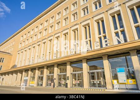 Alter Haupteingang, Flughafen Tempelhof, Platz der Luftbrücke, Tempelhof, Berlin, Deutschland *** Alter Haupteingang, Flughafen Tempelhof, Platz der Luftbrücke, Tempelhof, Berlin, Deutschland Stockfoto