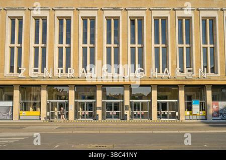 Alter Haupteingang, Flughafen Tempelhof, Platz der Luftbrücke, Tempelhof, Berlin, Deutschland *** Alter Haupteingang, Flughafen Tempelhof, Platz der Luftbrücke, Tempelhof, Berlin, Deutschland Stockfoto