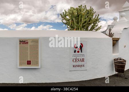 Hinweis auf das Nachhaltigkeits-Manifest von Lanzarote im Fundación César Manrique in Spanien. Calle Jorge Luis Borges, Teguise, Canarias, Spanien Stockfoto