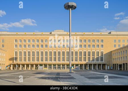 Alter Haupteingang, Flughafen Tempelhof, Platz der Luftbrücke, Tempelhof, Berlin, Deutschland *** Alter Haupteingang, Flughafen Tempelhof, Platz der Luftbrücke, Tempelhof, Berlin, Deutschland Stockfoto