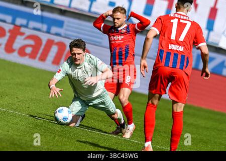 17.05.2025, Voith-Arena, Heidenheim, DE, 1. FBL, 1. FC Heidenheim 1846 vs. SV Werder Bremen, im Bild nach Zweikampf mit Leonardo Weschenfelder Scienza (Heidenheim, #8) stuerzt Jens Stage (Werder Bremen, #6) Foto ? Die nordphoto GmbH/Hafner DFL-Vorschriften verbieten die Verwendung von Fotos als Bildsequenzen und/oder Quasi-Video Stockfoto