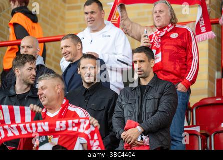 18. Mai 2025, Berlin: Fußball, Frauen, Bundesliga 2, 1. FC Union Berlin - FSV Gütersloh 2009 im Stadion an der Alten Försterei: Das Spiel wurde von einer großen Menschenmenge beobachtet. Sogar die Männer der Bundesliga beobachten, Torhüter Carl Klaus (Mitte l-r, 1. FC Union Berlin), Christopher Trimmel (1. FC Union), Rani Khedira (1. FC Union Berlin). Foto: Matthias Koch/dpa - WICHTIGER HINWEIS: Gemäß den Vorschriften der DFL Deutschen Fußball-Liga und des DFB Deutschen Fußball-Bundes ist es verboten, im Stadion und/oder vom Spiel in t aufgenommene Fotografien zu verwenden oder zu verwenden Stockfoto