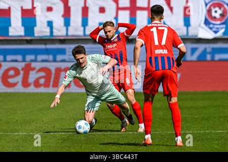 17.05.2025, Voith-Arena, Heidenheim, DE, 1. FBL, 1. FC Heidenheim 1846 vs. SV Werder Bremen, im Bild nach Zweikampf mit Leonardo Weschenfelder Scienza (Heidenheim, #8) stuerzt Jens Stage (Werder Bremen, #6) Foto ? Die nordphoto GmbH/Hafner DFL-Vorschriften verbieten die Verwendung von Fotos als Bildsequenzen und/oder Quasi-Video Stockfoto