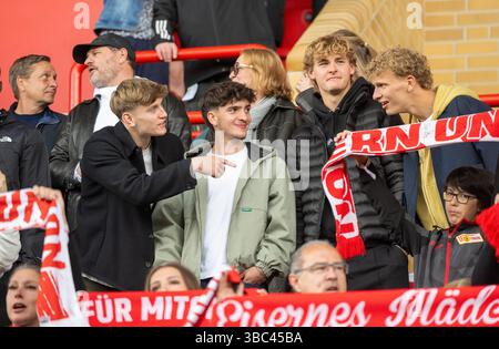 18. Mai 2025, Berlin: Fußball, Frauen, Bundesliga 2, 1. FC Union Berlin - FSV Gütersloh 2009 im Stadion an der Alten Försterei: Das Spiel wurde von einer großen Menschenmenge beobachtet. Die Männer des Bundesliga-Vereins 1. Der FC Union Berlin sieht auch den Fußball-Profi-Geschäftsführer Horst Heldt (l-r), Trainer Steffen Baumgart, Aljoscha Kemlein, David Preu, Tom Rothe und Leopold Querfeld zu. Foto: Matthias Koch/dpa - WICHTIGER HINWEIS: Gemäß den Vorschriften der DFL Deutschen Fußball-Liga und des DFB Deutschen Fußball-Bundes ist die Verwendung bzw. Nutzung von Fotografien verboten Stockfoto