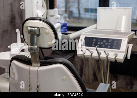 Zahnarztstuhl und Zahnarztwerkzeuge Nahaufnahme in der Praxis Stockfoto