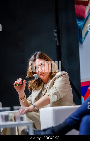 Torino, Italien. Mai 2025. Simona Fontana alla 37a edizione del Salone del Libro di Turin. Italia - cronaca - Domenica 18 maggio 2025 (Foto Giulio Lapone/LaPresse). Simona Fontana bei der 37. Ausgabe des Salone del Libro in Turin. Italien - Nachrichten - Domenica 18. Mai 2025 (Foto Giulio Lapone/LaPresse) die 37. Ausgabe des Salone del Libro in Turin. Italien - News - Samstag, 17. Mai 2025 (Foto Giulio Lapone/LaPresse) Credit: LaPresse/Alamy Live News Stockfoto