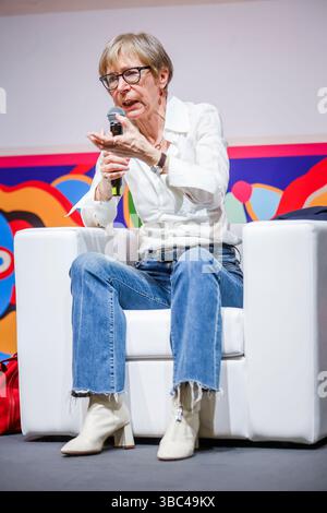 Torino, Italien. Mai 2025. Milena Gabanelli alla 37a edizione del Salone del Libro di Turin. Italia - cronaca - Domenica 18 maggio 2025 (Foto Giulio Lapone/LaPresse). Milena Gabanelli bei der 37. Ausgabe des Salone del Libro in Turin. Italien - Nachrichten - Domenica 18. Mai 2025 (Foto Giulio Lapone/LaPresse) die 37. Ausgabe des Salone del Libro in Turin. Italien - News - Samstag, 17. Mai 2025 (Foto Giulio Lapone/LaPresse) Credit: LaPresse/Alamy Live News Stockfoto