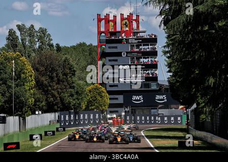 Imola, Italien. Mai 2025. Imola, Italien. Mai 2025. Oscar Piastri (aus) McLaren MCL39 führt zu Beginn des Rennens Max Verstappen (NLD) Red Bull Racing RB21 an. 18.05.2025. Formel-1-Weltmeisterschaft, Rd 7, Emilia Romagna Grand Prix, Imola, Italien, Renntag. Das Foto sollte lauten: XPB/Alamy Live News. Stockfoto