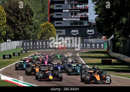 Imola, Italien. Mai 2025. Imola, Italien. Mai 2025. Oscar Piastri (aus) McLaren MCL39 führt zu Beginn des Rennens Max Verstappen (NLD) Red Bull Racing RB21 an. 18.05.2025. Formel-1-Weltmeisterschaft, Rd 7, Emilia Romagna Grand Prix, Imola, Italien, Renntag. Das Foto sollte lauten: XPB/Alamy Live News. Stockfoto