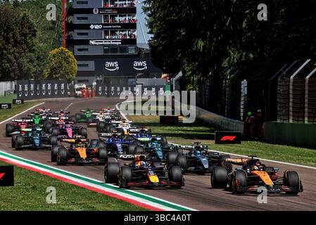 Imola, Italien. Mai 2025. Imola, Italien. Mai 2025. Oscar Piastri (aus) McLaren MCL39 führt zu Beginn des Rennens Max Verstappen (NLD) Red Bull Racing RB21 an. 18.05.2025. Formel-1-Weltmeisterschaft, Rd 7, Emilia Romagna Grand Prix, Imola, Italien, Renntag. Das Foto sollte lauten: XPB/Alamy Live News. Stockfoto